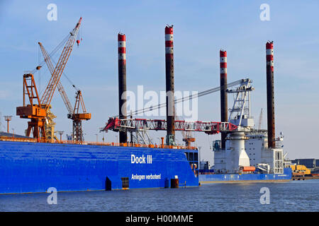 Installazione di una turbina eolica imbarcazione MPI Enterprise in porto, Germania, Bremerhaven Foto Stock