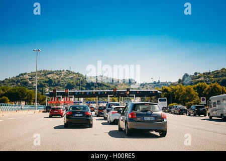 Nizza, Francia - 28 Giugno 2015: automobili che passa attraverso il punto di pedaggio autostrada, stazione di pedaggio Foto Stock