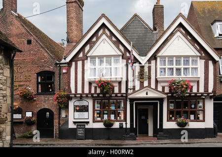 Il Re Carlo pub 1770 un edificio del xviii secolo graticcio inn nella città vecchia. Poole, Dorset, Inghilterra, Regno Unito, Gran Bretagna Foto Stock