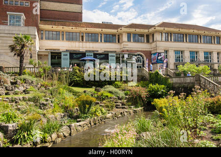 Terrace cafe nel Pavilion Theatre da Giardini inferiori di Bournemouth Dorset, Inghilterra del sud, Regno Unito, Gran Bretagna Foto Stock