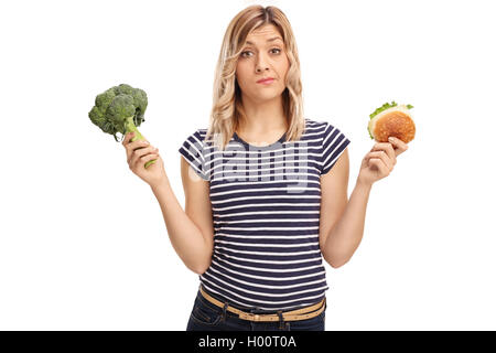 Triste donna tenendo un panino e broccoli isolati su sfondo bianco Foto Stock