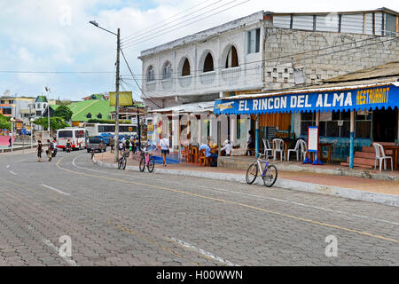 I negozi e i ristoranti sulla strada principale di Puerto Ayora, Ecuador Isole Galapagos, Santa Cruz, Puerto Ayora Foto Stock