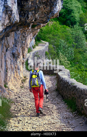 Vagabondo sul sentiero di montagna vicino al passaggio di Rousset lungo un ripido fronte , Francia , Vercors National Park, Chironne Foto Stock