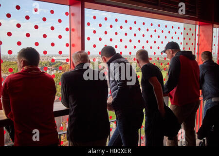 Ventole all'interno guardando al di fuori del nuovo cavalletto principale a Liverpool FC anfield stadium Liverpool Merseyside Regno Unito Foto Stock