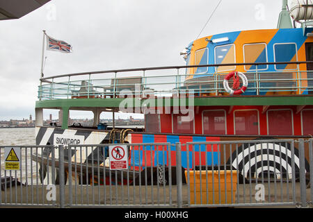 Mersey ferries snowdrop ferry in Razzle Dazzle guerra mondiale una vernice disruptive pattern Liverpool Merseyside Regno Unito Foto Stock