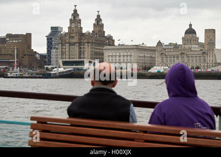 I passeggeri sulla piattaforma di osservazione del mersey ferries traghetto attraversa la mersey Liverpool Merseyside Regno Unito Foto Stock