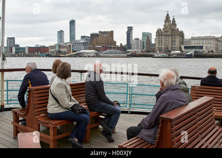 I passeggeri sulla piattaforma di osservazione del mersey ferries traghetto attraversa la mersey Liverpool Merseyside Regno Unito Foto Stock