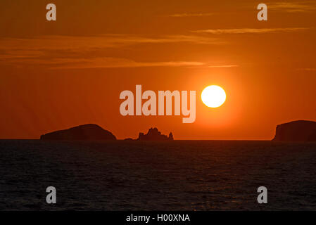 Tramonto al Cala Co nta, vista Illa na Gorra, Illa es Vaixell und Illa na Bosc, Spagna, Balearen, Ibiza, Cala Conta Foto Stock