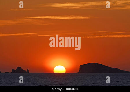 Tramonto al Cala Co nta, vista Illa na Gorra, Illa es Vaixell und Illa na Bosc, Spagna, Balearen, Ibiza, Cala Conta Foto Stock