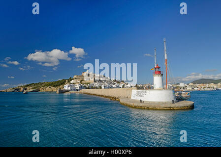 Faro e alla città vecchia vicino al porto della città Ibizy, Ibiza, Spagna, Balearen, Ibiza, Ibiza-Stadt, Eivissa. Foto Stock