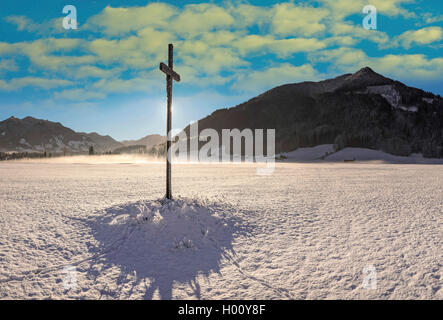 Paesaggio invernale con vista su Hochschergen (a destra) e la Bad Kohlgrub Hoernle group (sinistra) poco dopo l'alba, in Germania, in Baviera, Oberbayern, Alta Baviera, Ammergebirge Foto Stock