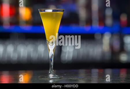 Bicchiere di digestivo miele giallo liquido nel bar interno Foto Stock