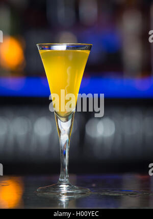 Bicchiere di digestivo miele giallo liquido nel bar interno Foto Stock