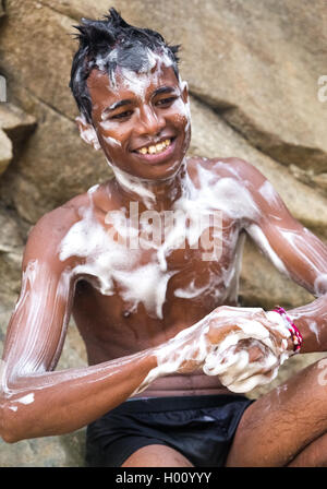 RAVANA FALLS, SRI LANKA - Marzo 2, 2014: ragazzo locale coperto con sapone a Ravana cade, popolare attrazione turistica e una delle Foto Stock