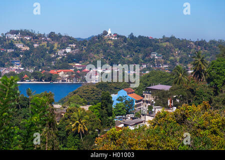 KANDY, SRI LANKA - 26 febbraio 2014: vista sul Lago Kandy e gli edifici della città. Kandy è sede del Tempio della Reliquia del Dente, uno Foto Stock