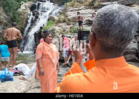 RAVANA FALLS, SRI LANKA - Marzo 2, 2014: Turistica Locale per scattare foto con il cellulare a Ravana falls, turistiche più popolari attr Foto Stock