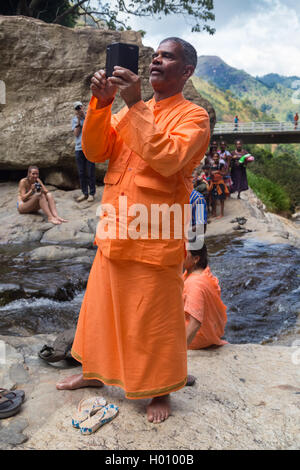 RAVANA FALLS, SRI LANKA - Marzo 2, 2014: Turistica Locale per scattare foto con il cellulare a Ravana falls, turistiche più popolari attr Foto Stock