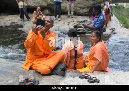 RAVANA FALLS, SRI LANKA - Marzo 2, 2014: Turistica Locale per scattare foto con il cellulare a Ravana falls, turistiche più popolari attr Foto Stock