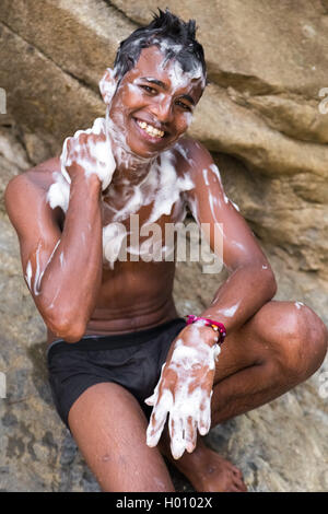 RAVANA FALLS, SRI LANKA - Marzo 2, 2014: ragazzo locale coperto con sapone a Ravana cade, popolare attrazione turistica e una delle Foto Stock