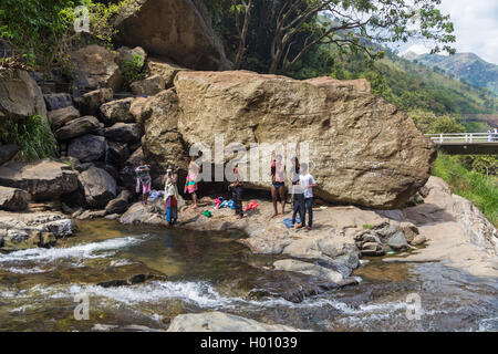 RAVANA FALLS, SRI LANKA - Marzo 2, 2014: uomini locale avente il divertimento a Ravana cade, popolare attrazione turistica e una delle wid Foto Stock