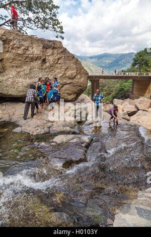 RAVANA FALLS, SRI LANKA - Marzo 2, 2014: turismo locale a Ravana cade, popolare attrazione turistica e una delle più vaste fa Foto Stock