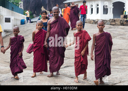 DAMBULLA, SRI LANKA - Febbraio 27, 2014: i monaci buddisti visita di Dambulla tempio nella grotta. È il più grande e meglio conservato caverna-te Foto Stock