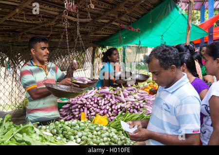 HIKKADUWA, SRI LANKA - Febbraio 23, 2014: Locale street venditore a vendere verdure. Il mercato della domenica è un ottimo modo per vedere Hikkaduw Foto Stock