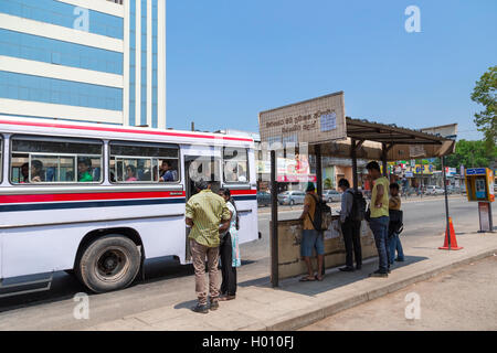 COLOMBO, SRI LANKA - Febbraio 22, 2014: persone locali presso la fermata in attesa di bus. Gli autobus sono dello Sri Lanka la modalità principale di pub Foto Stock