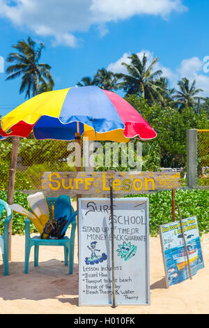WELIGAMA, SRI LANKA - Marzo 5, 2014: lezione di surf stand su Weligama beach in Sri Lanka. Il Weligama beach surf è a disposizione di tutti Foto Stock