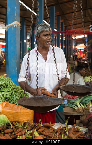 HIKKADUWA, SRI LANKA - Febbraio 23, 2014: Locale street venditore a vendere verdure. Il mercato della domenica è un ottimo modo per vedere Hikkaduw Foto Stock