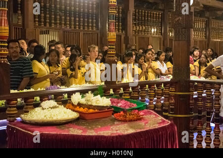 KANDY, SRI LANKA - 26 febbraio 2014: gruppo di turisti all'interno del tempio del Dente. Reliquia del Sacro Dente del Buddha att Foto Stock