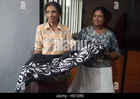 COLOMBO, SRI LANKA - MARZO 12, 2014: donne locali di batik workshop. La produzione e l esportazione di prodotti tessili è uno dei Foto Stock