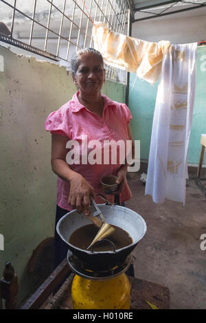 COLOMBO, SRI LANKA - MARZO 12, 2014: Locale donna che lavorano su progetti di batik. La produzione e l esportazione di prodotti tessili è uno Foto Stock