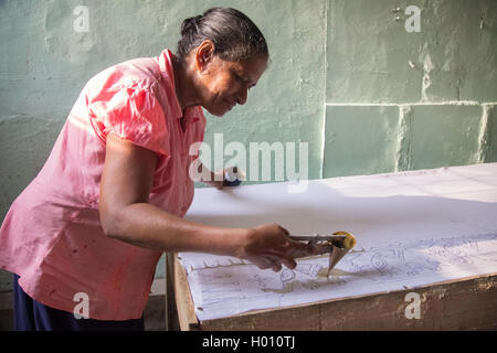 COLOMBO, SRI LANKA - MARZO 12, 2014: donna locale lavorando su batik. La produzione e l esportazione di prodotti tessili è uno dei Foto Stock