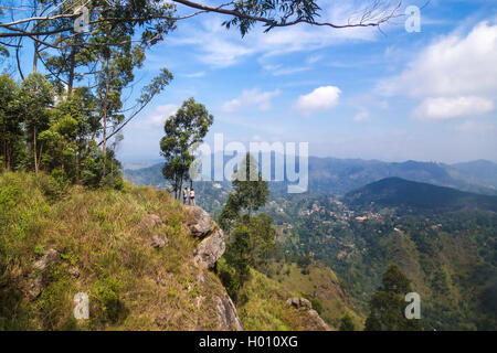ELLA, SRI LANKA - Marzo 2, 2014: turisti godendo di una splendida vista sulle colline di Ella. Questa piccola cittadina è usato come una base per molti Foto Stock