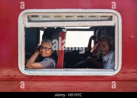 HIKKADUWA, SRI LANKA - MARZO 12, 2014: pendolari in treno guardando attraverso la finestra. I treni sono molto economici e mal mantenuta bu Foto Stock