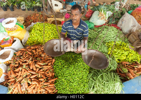 HIKKADUWA, SRI LANKA - Febbraio 23, 2014: Locale street venditore a vendere verdure. Il mercato della domenica è un ottimo modo per vedere Hikkaduw Foto Stock