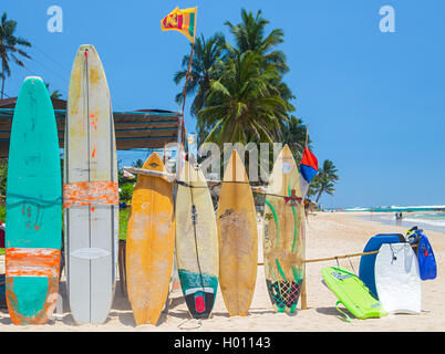 WELIGAMA, SRI LANKA - Marzo 5, 2014: Surf sulla sabbiosa spiaggia di Weligama in Sri Lanka. Il Weligama beach surf è a disposizione di tutti Foto Stock