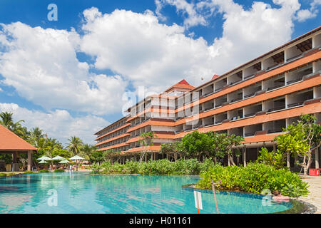 HIKKADUWA, SRI LANKA - 24 febbraio 2014: turistica in una piscina di fronte all hotel resort. Hikkaduwa ha un sacco di pensioni e caldo Foto Stock