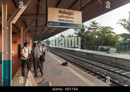 HIKKADUWA, SRI LANKA - Febbraio 22, 2014: pendolari attendere il treno alla stazione di Hikkaduwa. I treni sono molto economici e scarsamente mainta Foto Stock