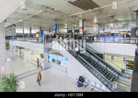 Belgrado, Serbia - 18 febbraio 2014: passeggeri in escalator e hall all aeroporto di Belgrado Nikola Tesla, il più alto tasso di crescita ma Foto Stock