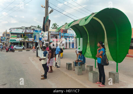 HIKKADUWA, SRI LANKA - Febbraio 22, 2014: la popolazione locale sulla stazione degli autobus in attesa di bus. Gli autobus sono dello Sri Lanka la modalità principale o Foto Stock