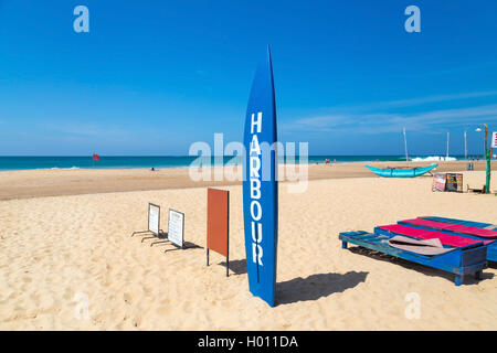 HIKKADUWA, SRI LANKA - 24 febbraio 2014: tavola da surf e sedie a sdraio sulla spiaggia sabbiosa. Hikkaduwa è ben noto internation turistica Foto Stock