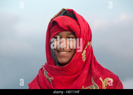 ELLA, SRI LANKA - Marzo 3, 2014: Ritratto di uomo locale in abiti tradizionali. Villaggio Ella è accoccolato nel mezzo del mondo fa Foto Stock