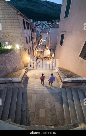 DUBROVNIK, Croazia - 28 Maggio 2014: Veduta aerea della scalinata che conduce alla chiesa dei Gesuiti nella città vecchia di Dubrovnik. Foto Stock