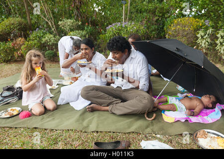 KANDY, SRI LANKA - 26 febbraio 2014: Persone aventi il pranzo nel Parco del Tempio. Kandy è sede del Tempio della Reliquia del Dente, su Foto Stock