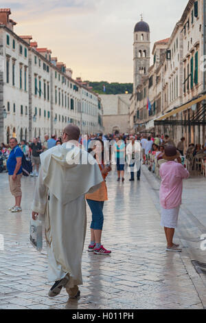 DUBROVNIK, Croazia - 26 Maggio 2014: turisti camminando sul Stradun al tramonto. Stradun è lunga 300 metri principale strada pedonale in D Foto Stock