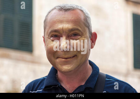 DUBROVNIK, Croazia - 27 Maggio 2014: Locale street performer su Stradun mettendo golden trucco prima della sua performance. Stradun è 30 Foto Stock
