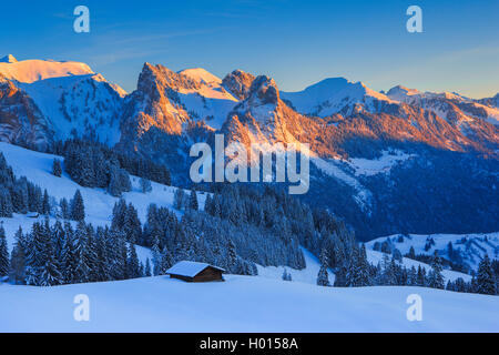 Vista dal Jaunpass su la Simmental con Mittagflue - 1866m, Svizzera Oberland bernese Foto Stock