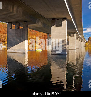 Ponte autostradale della A46 su Seilersee in autunno, in Germania, in Renania settentrionale-Vestfalia, Sauerland, Iserlohn Foto Stock